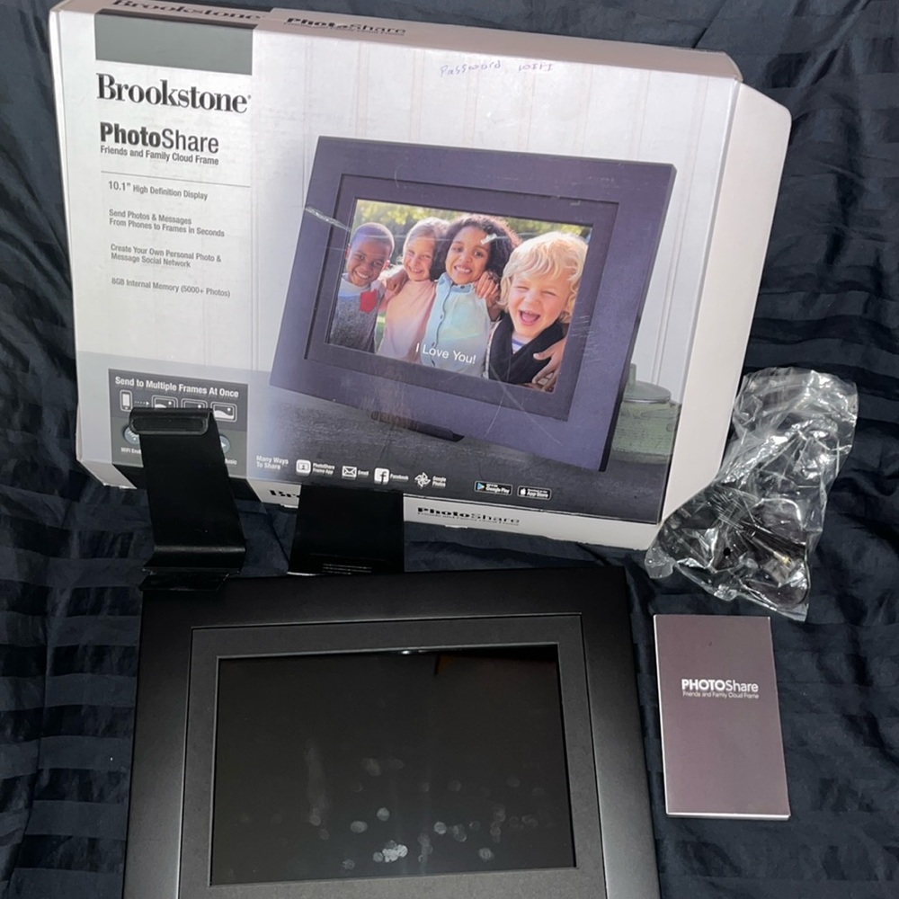 BROOKSTONE PHOTOSHARE 10.1”